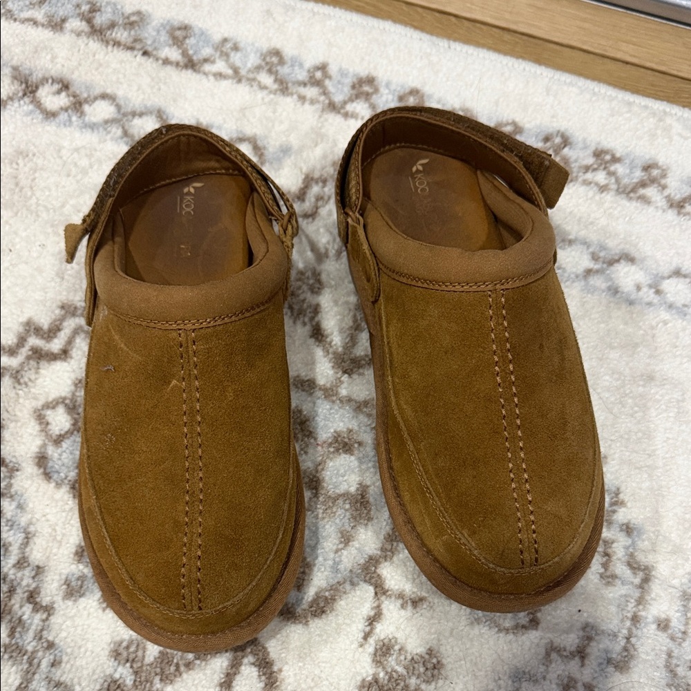 Koolaburra Women's Brown Suede Flats